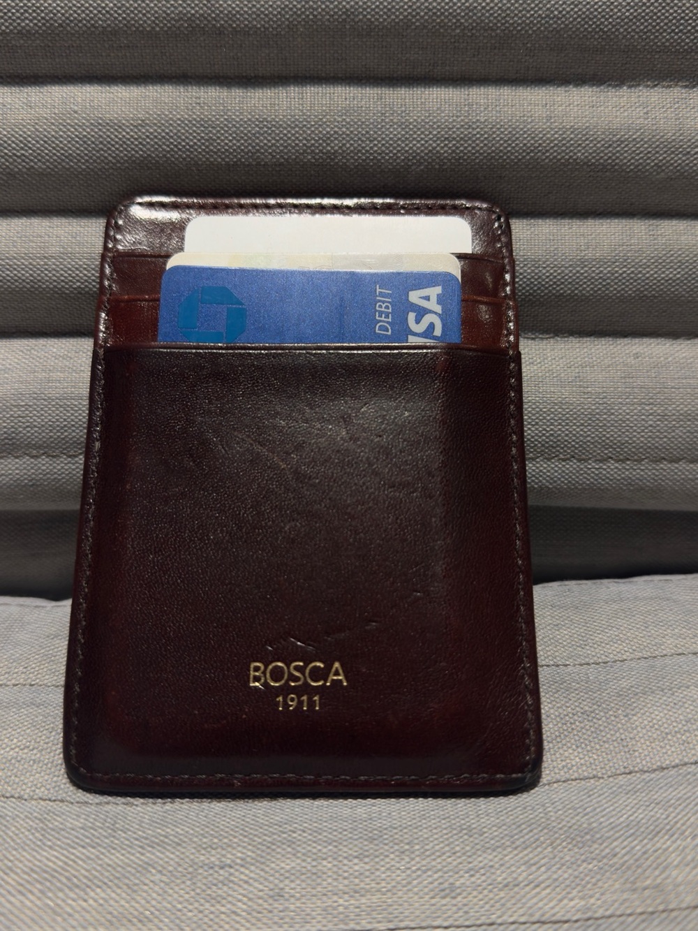 Front magnetic money clip, Top loading currency slot, Hand stitched detailing.